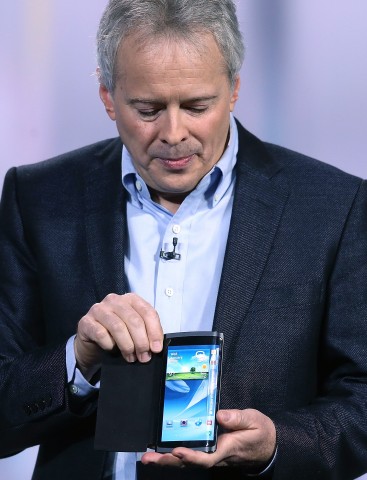 Dieses Display-Panel wurde auch beim auf der CES 2013 gezeigten ersten Prototyp eines Smartphones mit über den Rand reichenden Bildschirm verwendet, das den jetzt bekanntgewordenen Plänen entspricht. (Bild: Justin Sullivan/Getty Images)